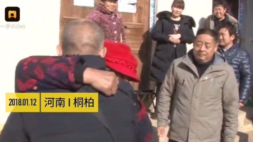 腦傷妻失憶走失23年 與夫重逢緊擁大哭
