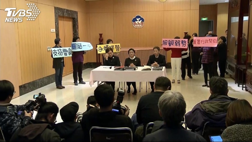婦聯會鷹派勝出 決定不簽行政契約