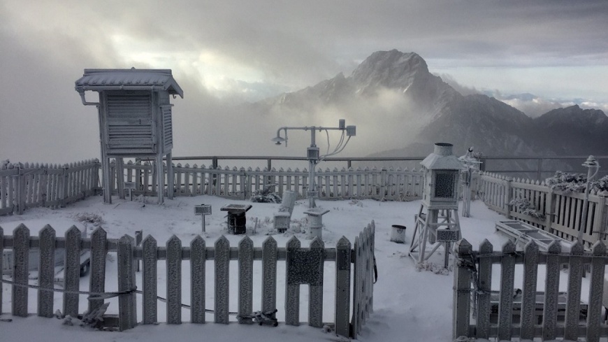 玉山清晨降雪，積雪2公分深。圖／中央氣象局提供