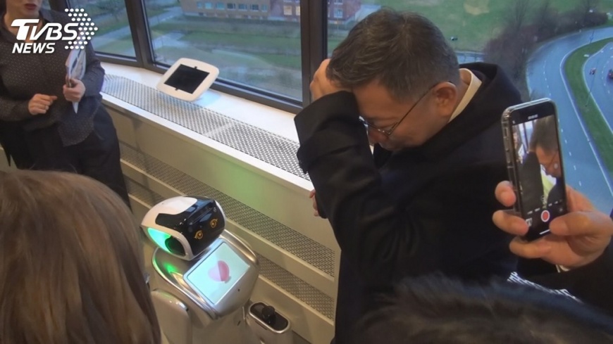 柯文哲參訪荷蘭居家照護　妙答機器人