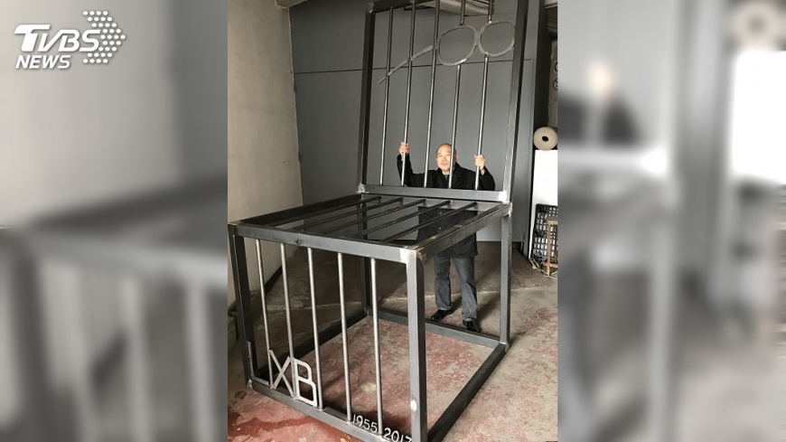 華人藝術家王克平 塑巨鐵椅紀念劉曉波
