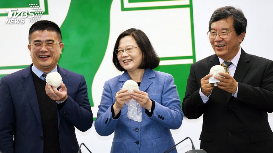 阿振肉包連兩年加薪 蔡英文當面給老闆掌聲