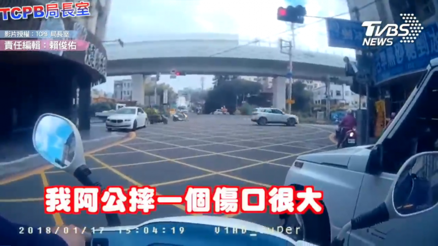 老翁摔破頭 暖警急開路送急診