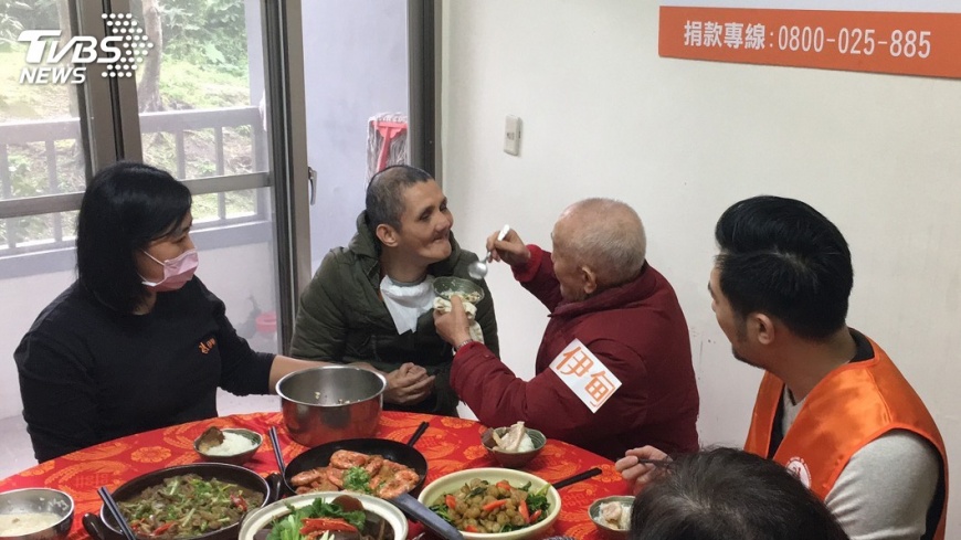 父子10年無法跨越的距離 志工助團圓圍爐
