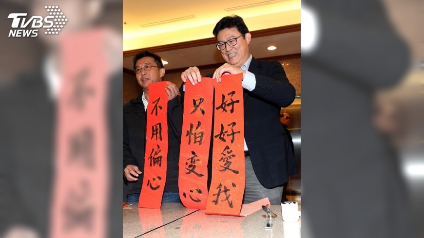 姚文智揮毫送蔡總統 不用偏心只怕變心