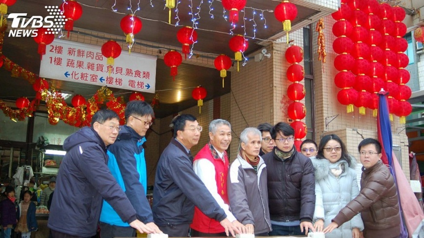 大紅燈籠高高掛 馬公北辰市場迎點燈