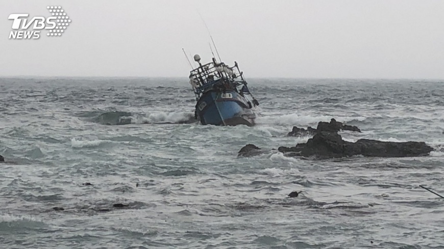 漁船貢寮近海翻覆 7船員獲救