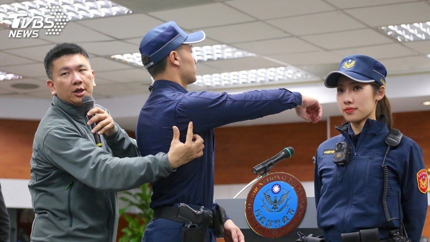 警察制服換裝藏青色　舒適方便防走光