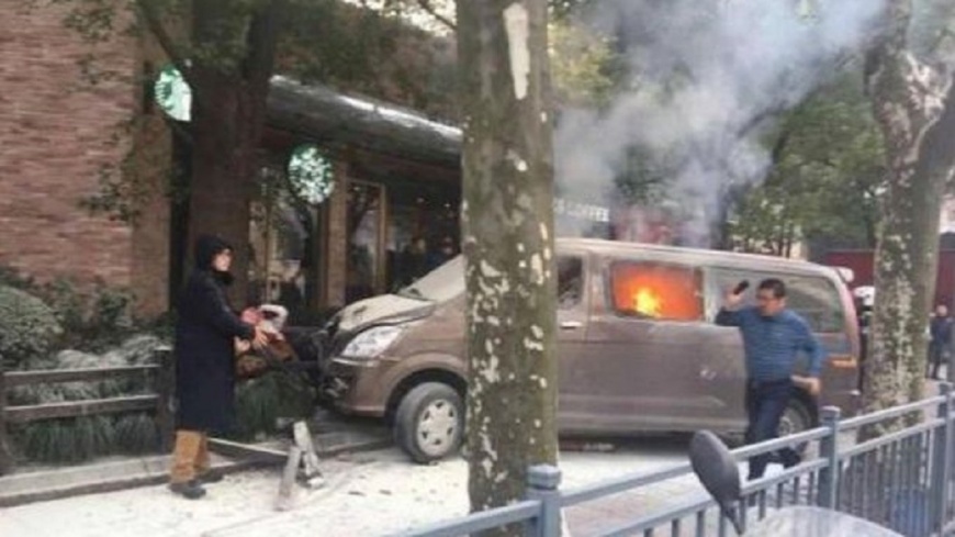 載易燃物又抽菸　上海廂型車爆炸多人傷