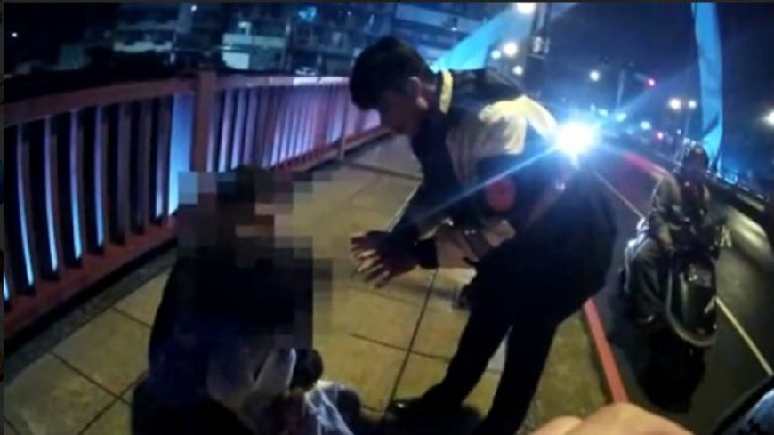 怨男友花光存款 女欲跳橋他竟喊:銬起來