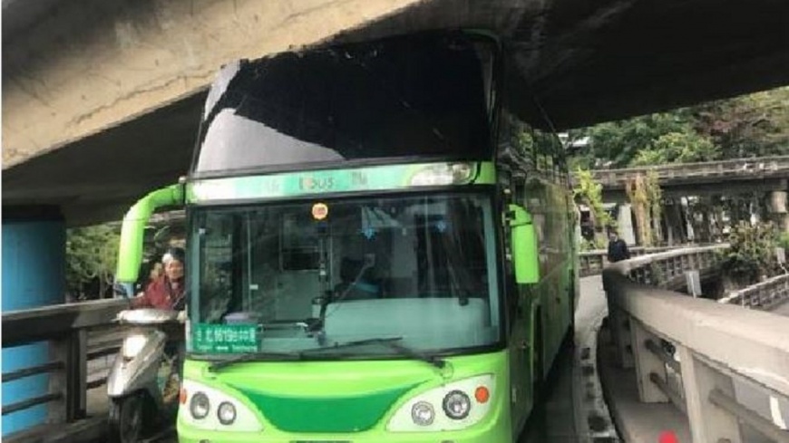 統聯闖機車道遭「剃頭」卡死 網笑瘋:降避震低趴帥翻