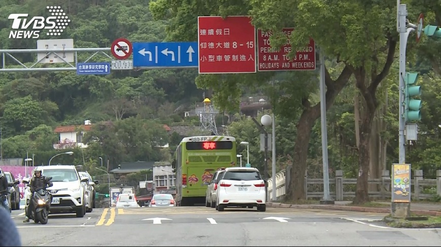 北市交通局指出,仰德大道春節期間實施管制並視車潮機動管制。(圖/TVBS資料畫面)