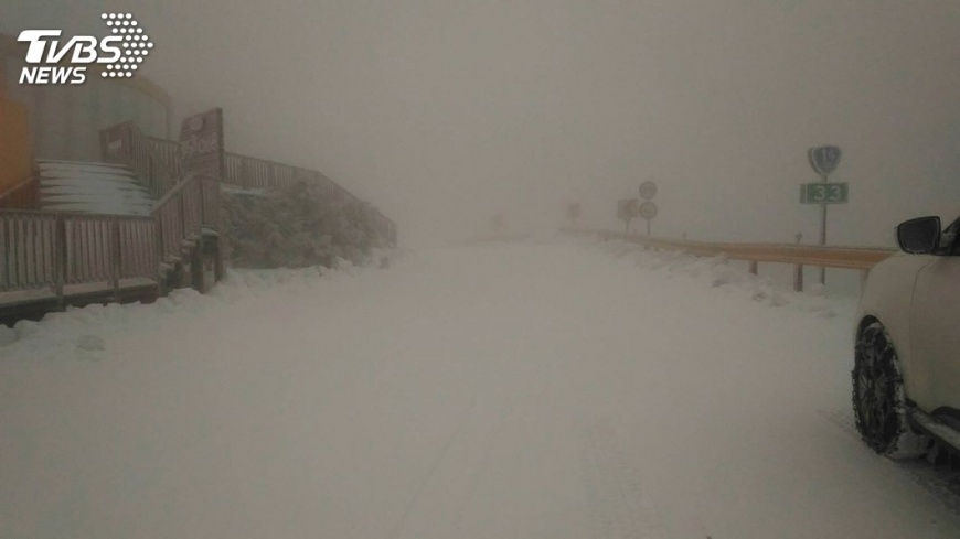 合歡山凍成銀白雪國　賞雪車輛要掛雪鏈
