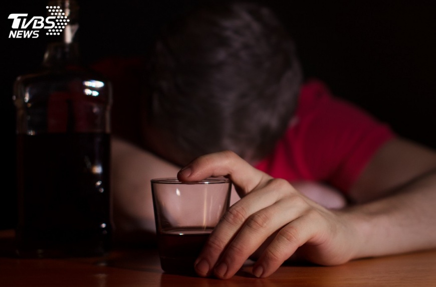 科技業主管壓力大酗酒!送急診被妻小放棄 悔嘆:人生一場空
