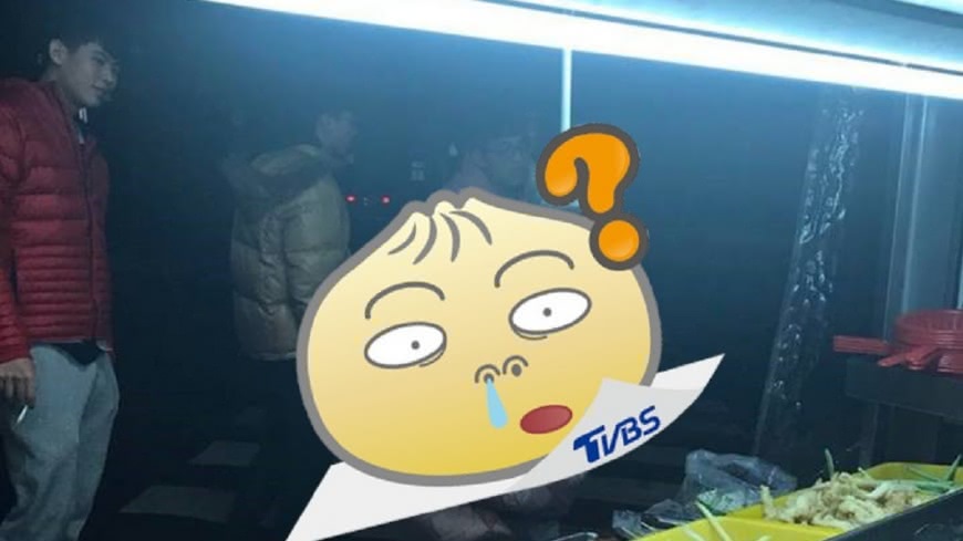 好想包棉被出門…他做到了! 再冷也要吃雞排