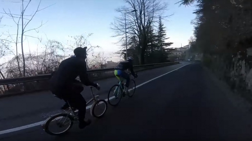 這牧師有點狂！騎摺疊車猛超越　慘電自行車手
