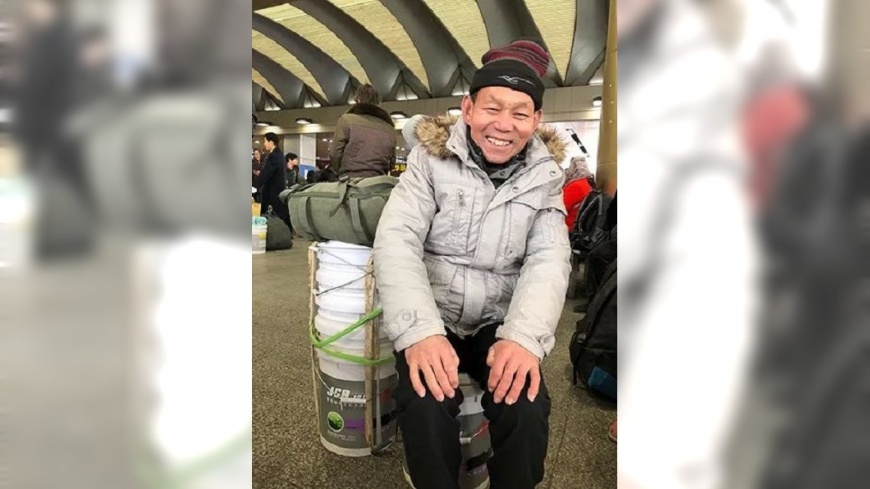 大陸春運神器  油漆桶能當座椅與裝垃圾