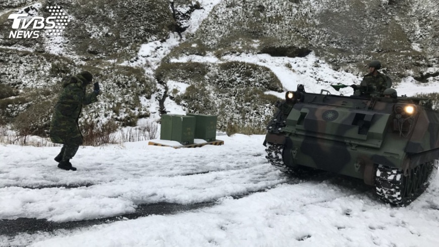 合歡山積雪 陸軍運兵車進駐協助救援