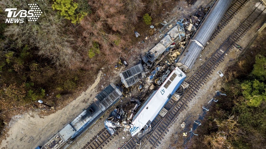 美國鐵列車撞上貨運列車 疑入錯軌釀禍