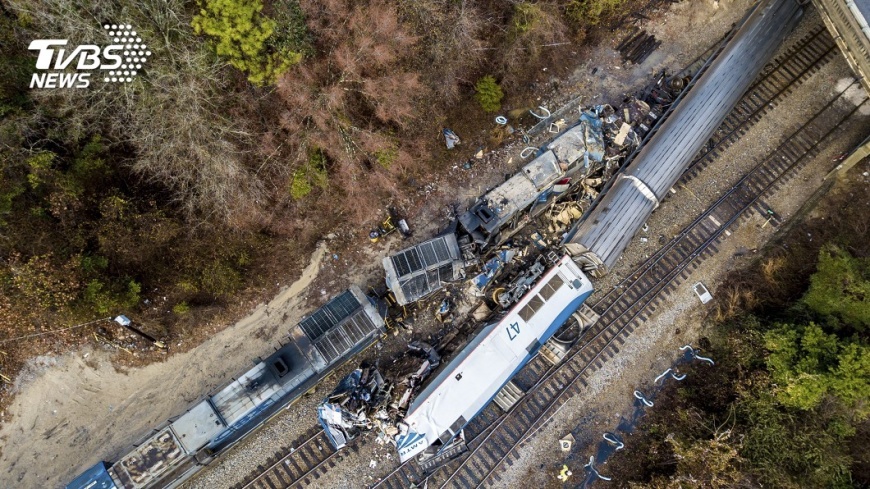 美國國鐵進錯軌道 撞貨運車出軌致2死