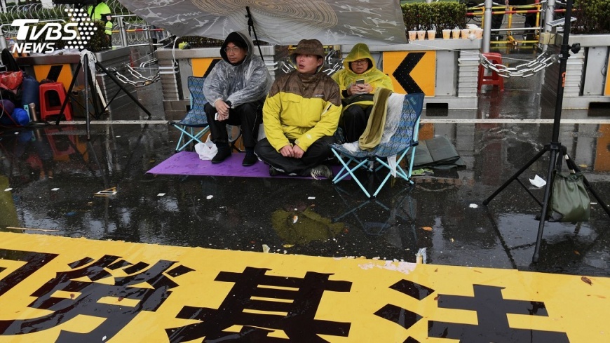 府前靜坐抗議勞基法　黃國昌收到警局通知書