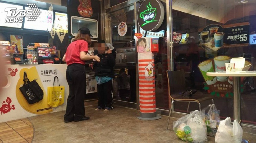 超暖心!見街友躲速食店吃剩菜 海軍男請女店員送熱湯