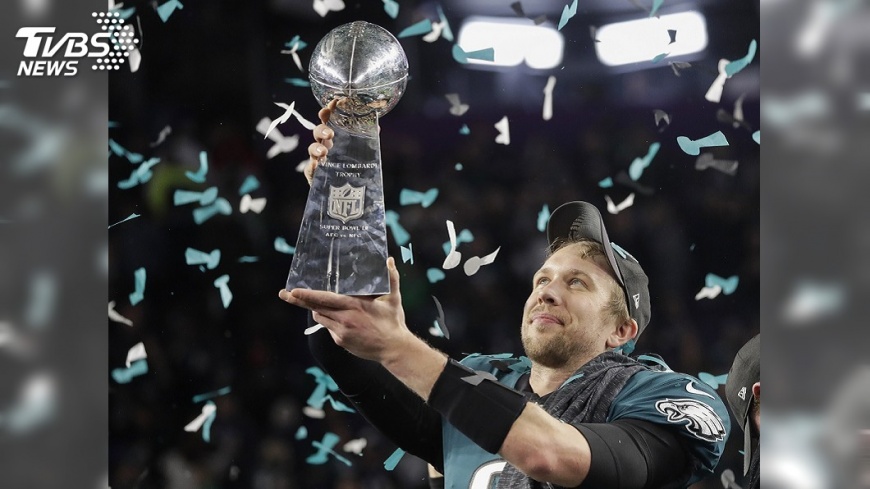 老鷹四分衛創NFL歷史 教頭也初嚐勝利滋味