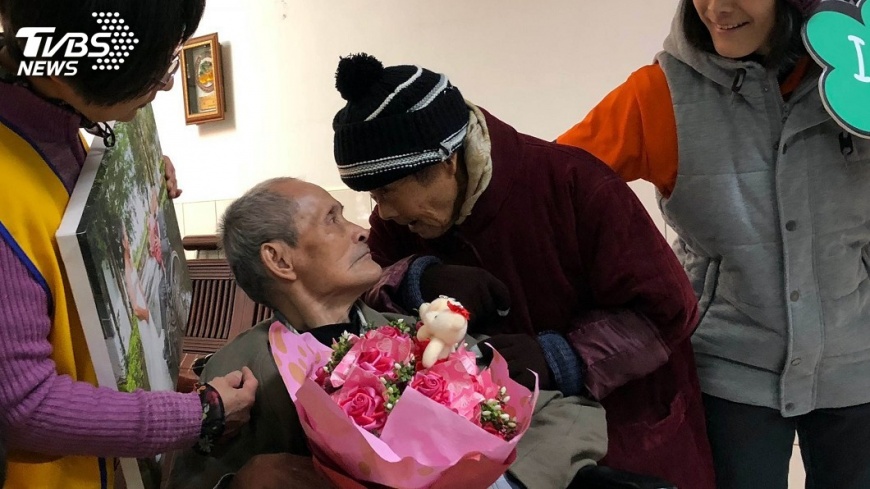 牽手逾半世紀不離棄 天天徒步顧病夫無怨