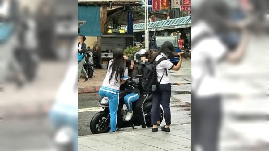 把妹神車換這台!BWS被打趴 學生妹興奮簇擁