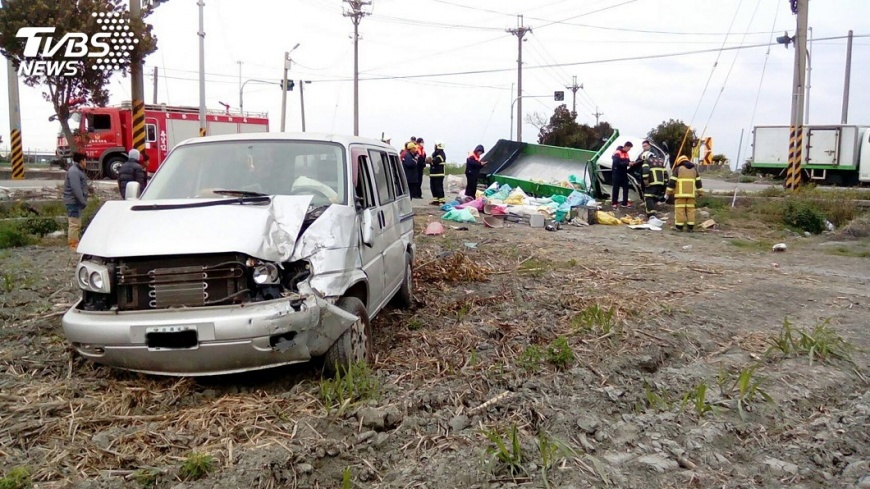 雲林大貨車廂型車事故 14人送醫3命危
