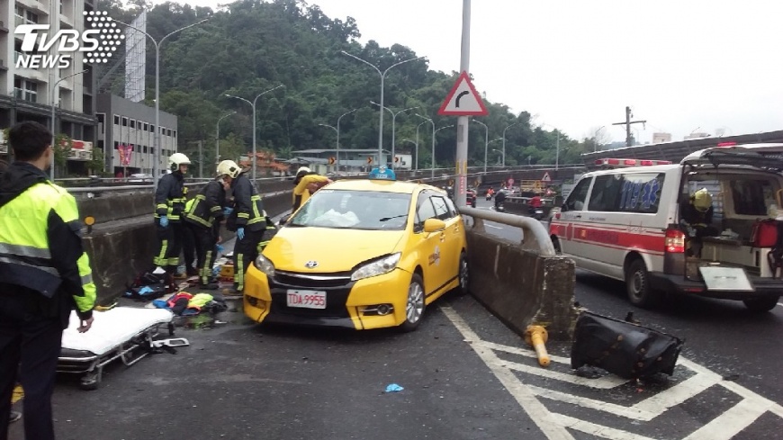 快訊/中安大橋車禍!小黃運將自撞 24歲男昏迷