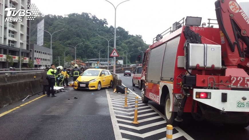 計程車自撞中央分隔島　1命危1傷