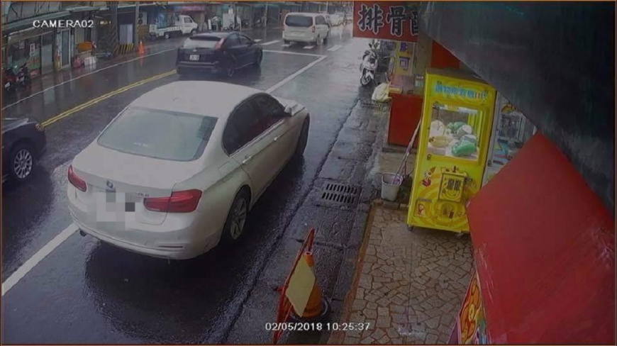 假買湯包真停車?BMW女沒付錢就開車閃人