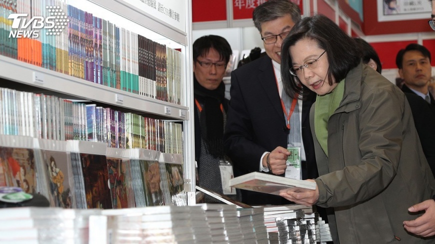 蔡總統逛台北國際書展　帶回這些書