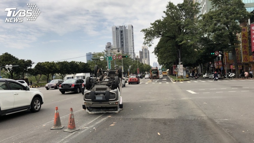 曳引車載貨超高 小貨車掉落台灣大道