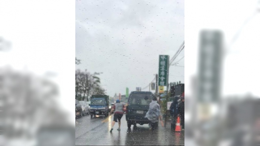 寒雨中拋錨...阿公無助呆站　「百年神仙蛋糕」神救援