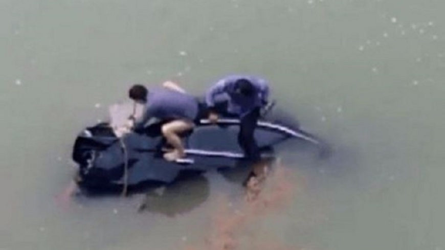 車打滑墜河!他脫困卻「不會游泳」 站車頂呆看妻兒溺死