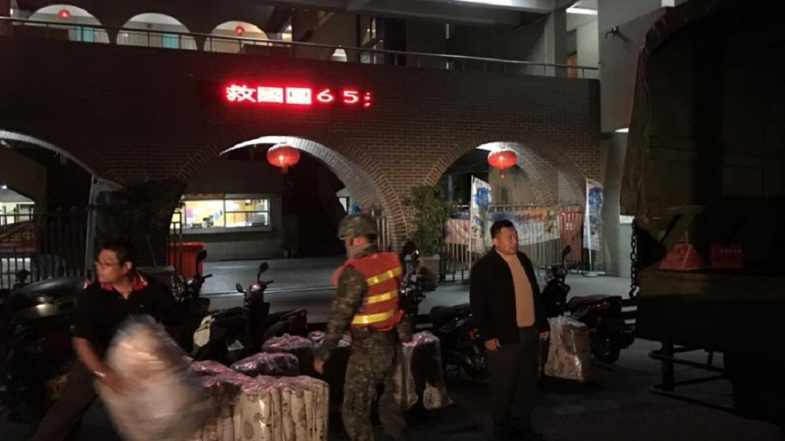 可容納上萬人 花蓮體育場提供睡袋乾糧