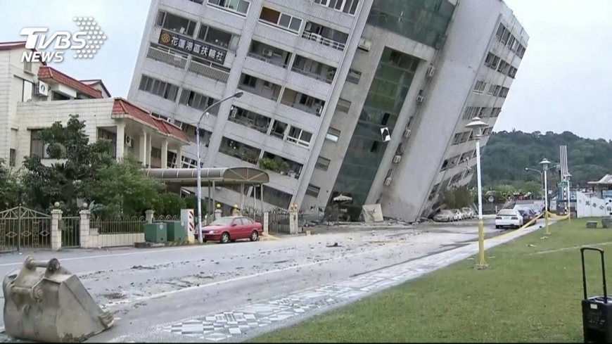 快訊/雲門翠堤大樓恐倒塌 地下室悶燒阻救援