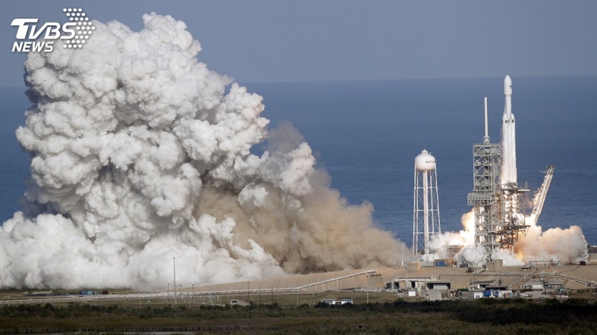 黑暗中一抹紅 SpaceX火箭攜載跑車遊太空