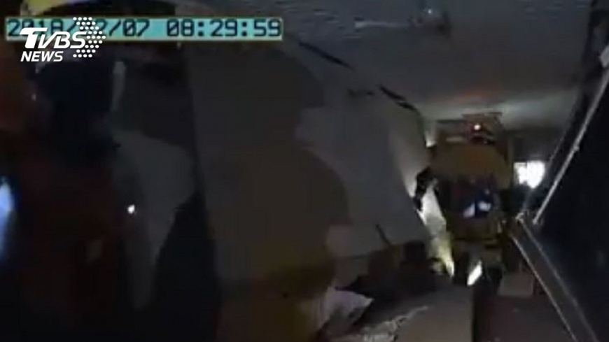 搜救畫面曝光！救難人員挺進倒塌統帥　爬梯鑽地找受困者