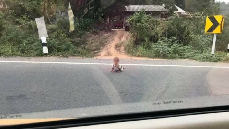 扯!小寶寶爬到路中央險被撞 父在家大睡母外出