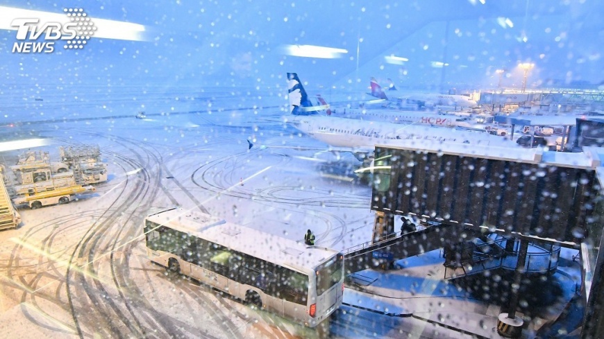 北法大雪蓋地 交通中斷巴黎700人睡車站