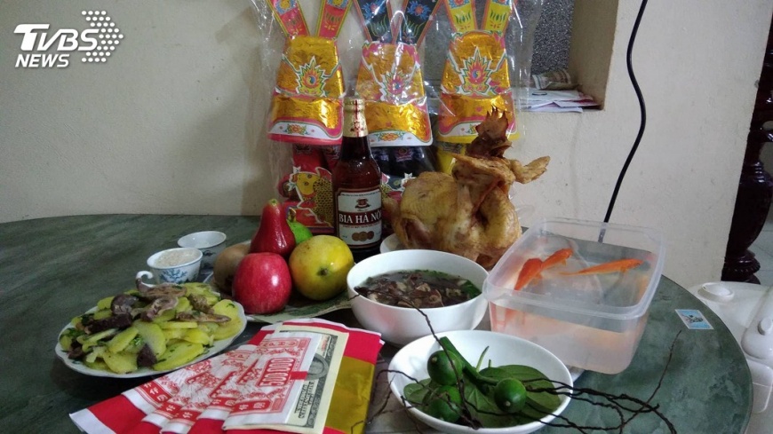 越南人過灶神節 家家祭祀放生鯉魚