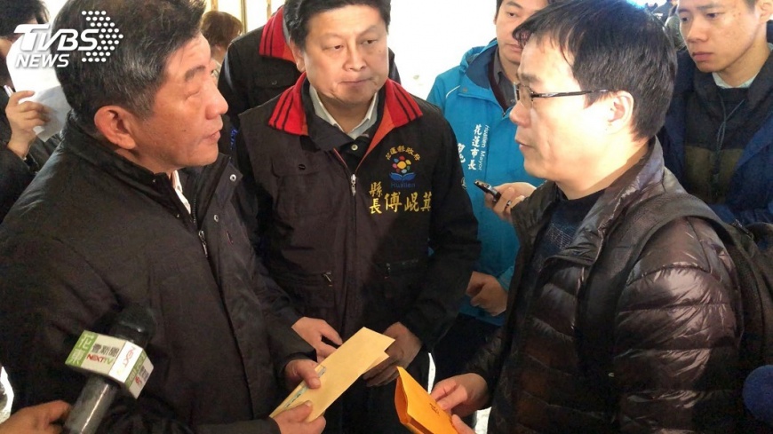 傅崐萁、陳時中赴殯儀館 發放120萬元慰問金