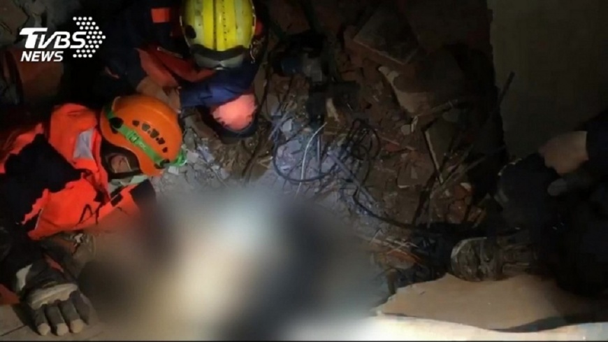 挖到手掌!江振昌「趴坐櫃檯」亡 女兒淚崩:要等爸出來