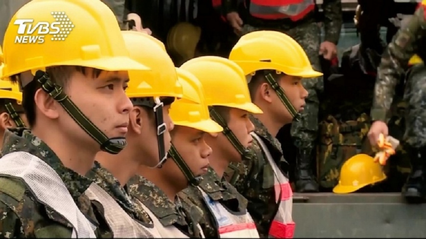 頂寒風衝災區!他嘆「救災才想到國軍」 網友hen心疼