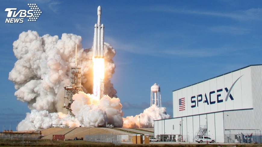 Space X獵鷹重型火箭發射　載特斯拉上太空