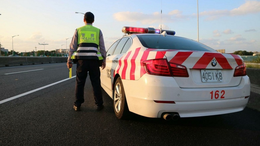 BMW警車時速狂飆223公里 仍被保時捷「狠甩」