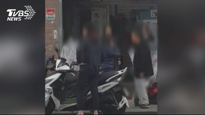 嚇人！疑停車糾紛　男竟當街持刀作勢砍人